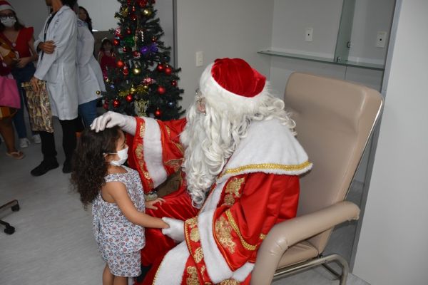 Natal: Hospital Onofre Lopes distribui presentes e lanches a pacientes da Pediatria na presença do Papai Noel