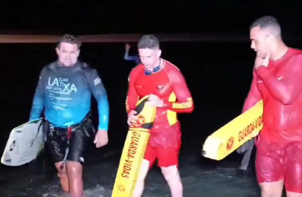 PRATICANTES DE KITESURF FICAM À DERIVA E SÃO RESGATADOS POR BOMBEIROS NO RN  