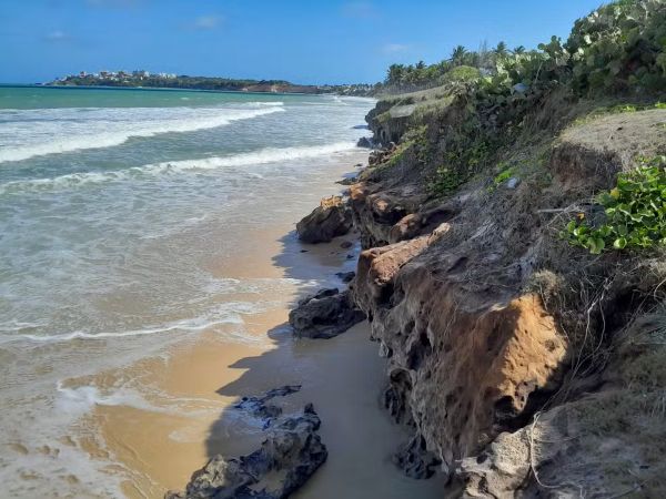 Parte de falésia desliza em praia na Grande Natal; casal escapou por pouco