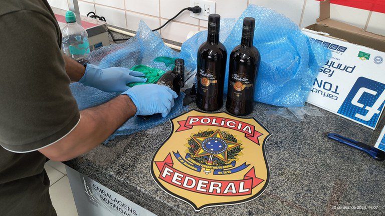 Passageiro é preso no Aeroporto de Natal ao tentar embarcar com cocaína escondida em garrafas de bebida