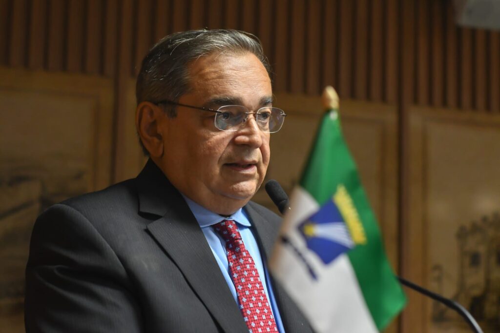 Prefeito Álvaro Dias encerra mandato com atraso nos salários de servidores