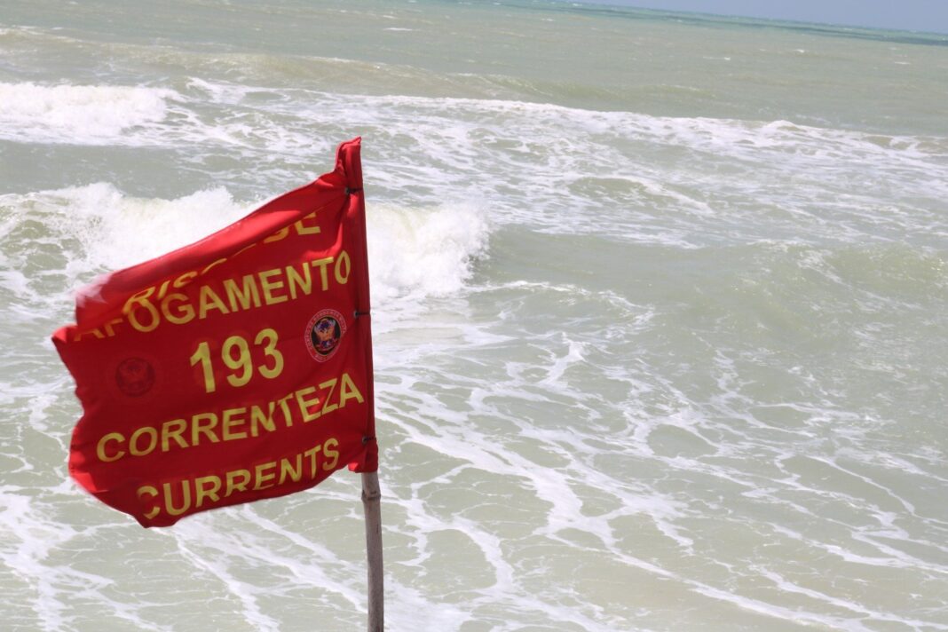 Bombeiros realizam dois resgates no litoral potiguar e salvam quatro pessoas