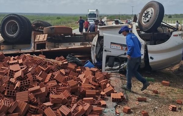 Caminhão com carga de tijolos tomba na RN 120 que liga João Câmara a Bento Fernandes 