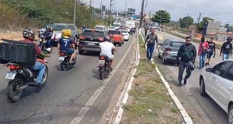 Motociclistas bloqueiam trecho na Ponte de Igapó