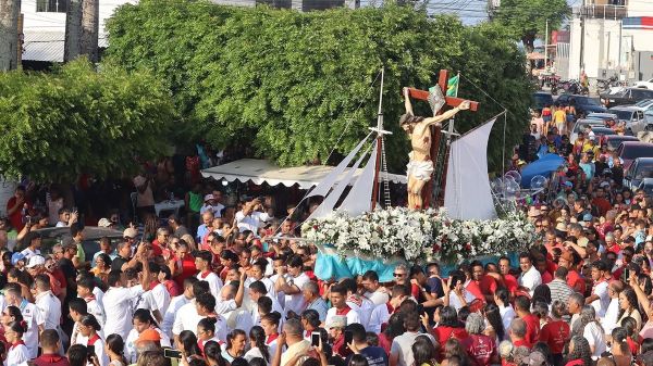 Touros: Procissão do Bom Jesus dos Navegantes atrai multidão e mantém tradição centenária