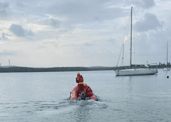 Turista é resgatado por helicóptero após ficar ‘preso’ em correnteza na Praia do Forte