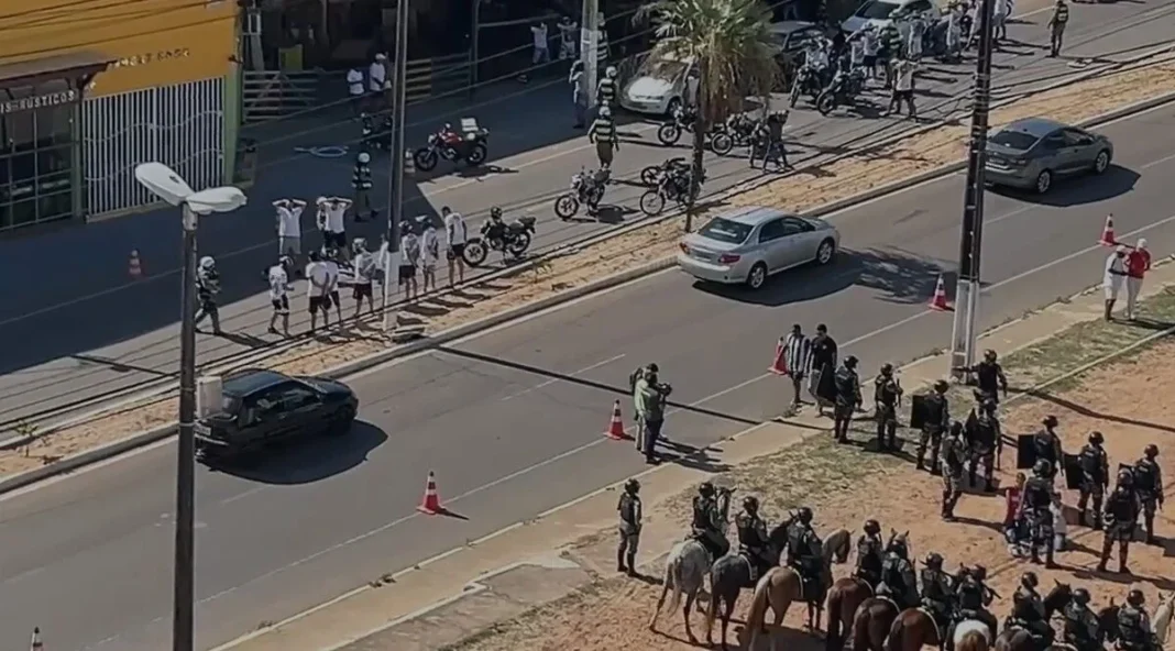 (VÍDEO) Clássico-Rei tem pré-jogo marcado por princípio de confusão