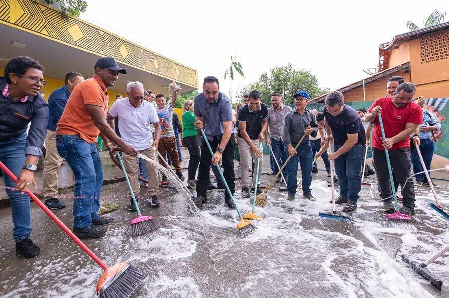 “Vamos acabar com a urucubaca”, diz prefeito ao lavar prefeitura com sal grosso e sabão