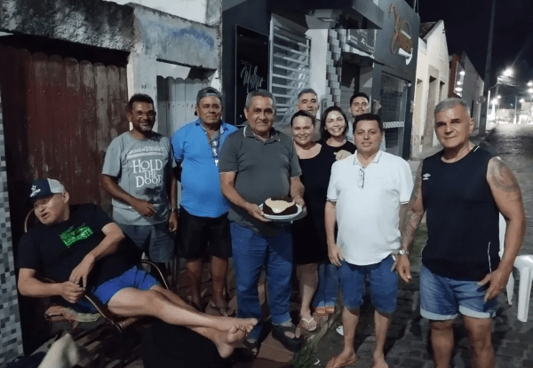 Vereador Gilberto Honorato recebe festa surpresa de amigos após celebrar aniversário com a família