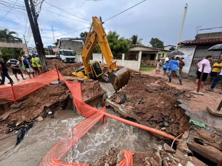 Chuvas em Natal: retroescavadeira cai em cratera de obra inaugurada há 15 dias