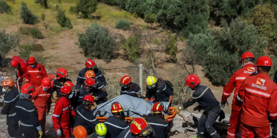 Equipes de quatro países auxiliam no resgate de vítimas no Marrocos